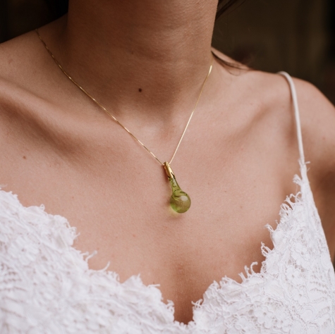  Gota de Lluvia verde en plata de ley con baño de oro. 