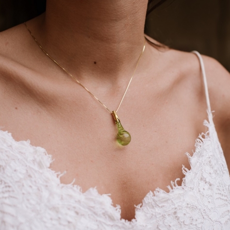  Gota de Lluvia verde en plata de ley con baño de oro. 