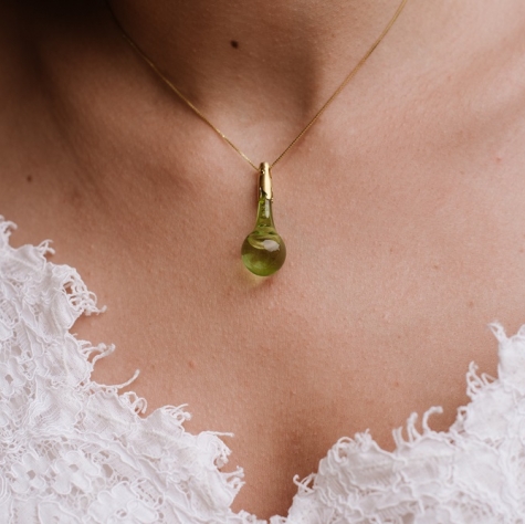  Gota de Lluvia verde en plata de ley con baño de oro. 